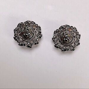 Vintage Mazer clip on earrings with textured center stone jeweled leaf border